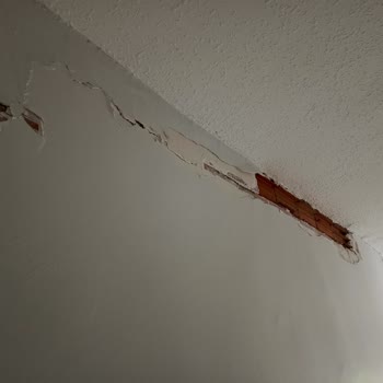 TOKİ Konutunda Oluşan Büyük Duvar Çatlağı Ailemizi Tedirgin Ediyor, Çözüm Bekliyoruz