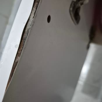 Banyo Dolabında Kısa Sürede Oluşan Şişme Sorunu Mağduriyet Yaratıyor