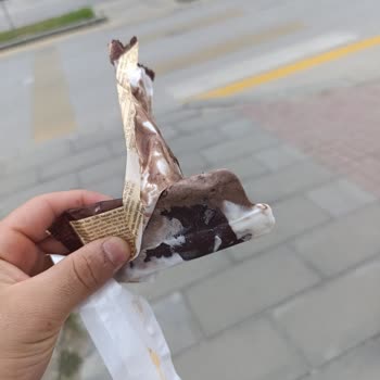 Tarihi Geçmiş Dondurma Ve Eksik Çubukla Yaşanan Olumsuz Deneyim