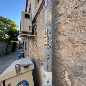 Alaçatı'da Sokak Lambalarının Süregelen Arızası Güvenliği Tehdit Ediyor