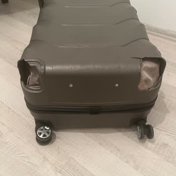 Ajet İle Uçuş Sonrası Hasarlı Valiz Ve Çözüm Eksikliği