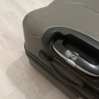 Ajet İle Uçuş Sonrası Hasarlı Valiz Ve Çözüm Eksikliği