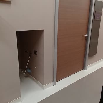 Çocuk Bekleme Alanında Açık Priz Ve Vana Güvenlik Riski Oluşturuyor