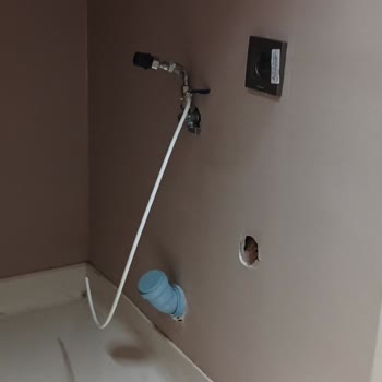 Çocuk Bekleme Alanında Açık Priz Ve Vana Güvenlik Riski Oluşturuyor