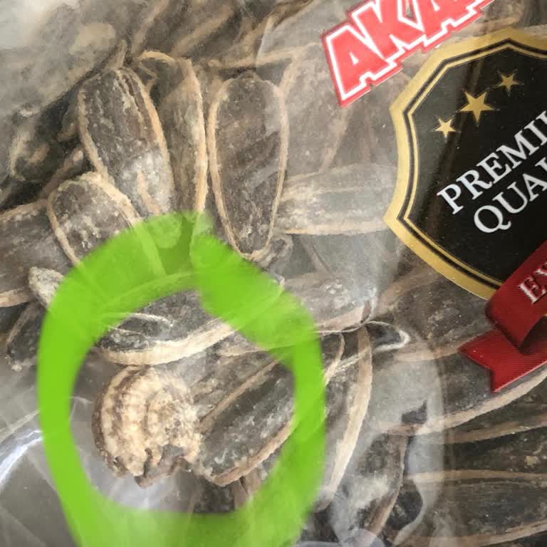 Akar Kuruyemiş Çekirdeğin İçinden Sümüklü Böcek Çıktı