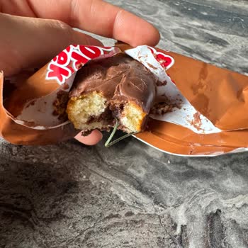 Eti Pop Kek İçinden Yabancı Madde Çıktı: Sağlık Ve Güvenlik Endişesi