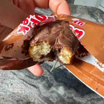 Eti Pop Kek İçinden Yabancı Madde Çıktı: Sağlık Ve Güvenlik Endişesi