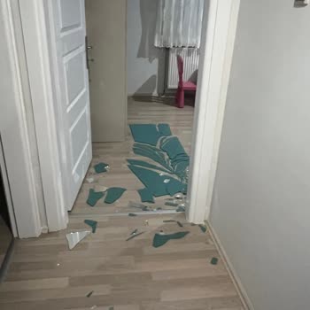 Teslimat Günü Kırılan Dolap Aynası İçin Çözüm Bekliyorum