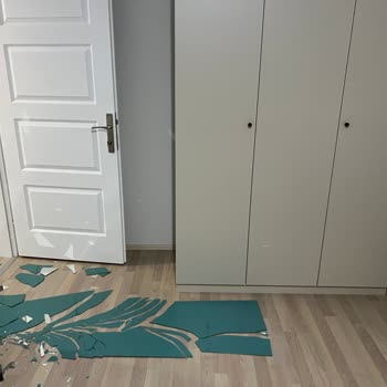 Teslimat Günü Kırılan Dolap Aynası İçin Çözüm Bekliyorum