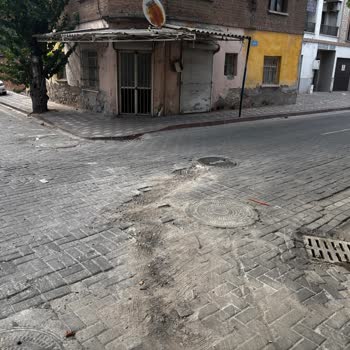 3 Yıldır Bitmeyen Rögar Kapağı Gürültüsü Mahalle Sakinlerini Uykusuz Bırakıyor