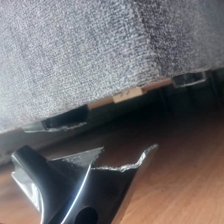 Koltuk Ayağı Kısa Sürede Kırıldı, Garanti Kapsamı Dışında Bırakıldı