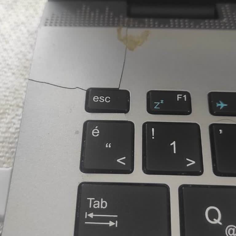 Casper F650 Laptopun Üst Kasa Sürekli Kırılıyor, Kalıcı Çözüm Bekliyorum