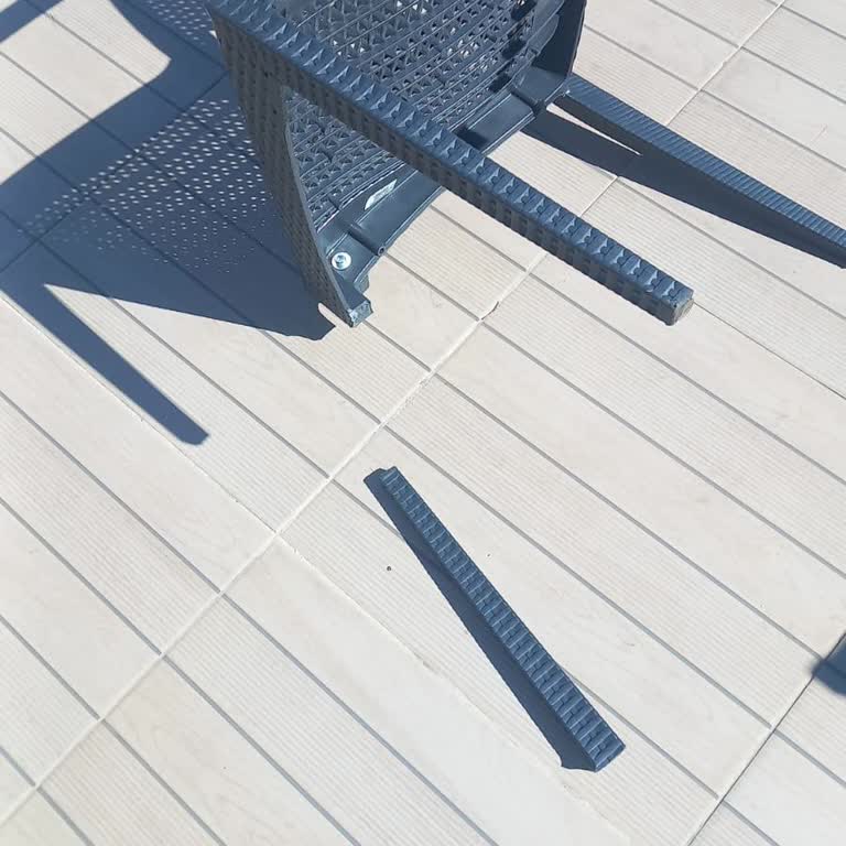 Yeni Alınan Sandalyelerin Kısa Sürede Kırılması Ve Çözüm Sunulmaması Mağduriyet Yaratıyor