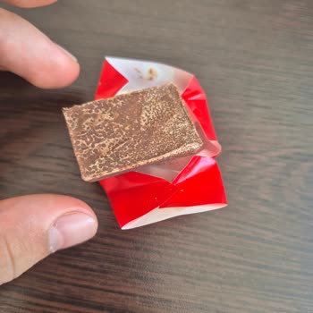 Aldığım Ülker Napoliten Çikolataların Üzerinde Pütürcükler Ve Beyaz Tabaka Vardı