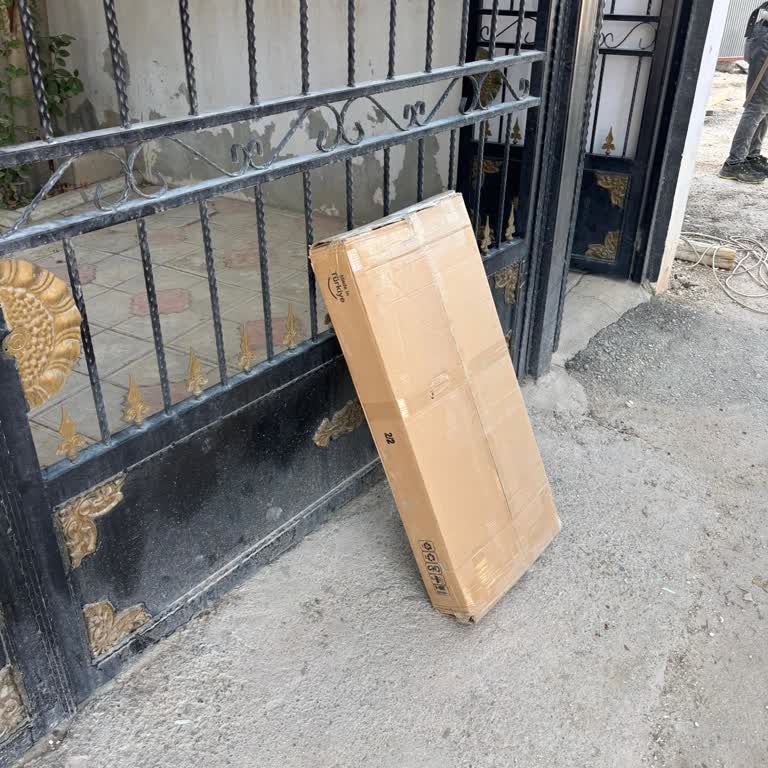 Kargo Bahçe Kapısına Bırakıldı, Personel İlgisiz Davrandı