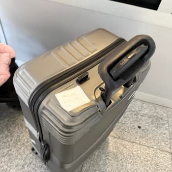 Ajet Uçuşunda Kırılan Bagaj Ve İlgisiz Personel Nedeniyle Mağduriyet