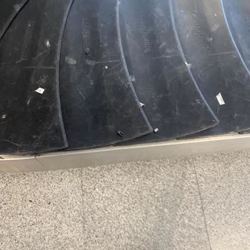 Ajet Uçuşunda Kırılan Bagaj Ve İlgisiz Personel Nedeniyle Mağduriyet