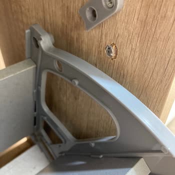 Adora Ayakkabılıkta Sürekli Kırılan Plastik Raf Parçaları Nedeniyle Mağduriyet