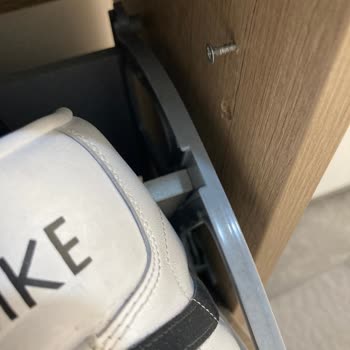 Adora Ayakkabılıkta Sürekli Kırılan Plastik Raf Parçaları Nedeniyle Mağduriyet