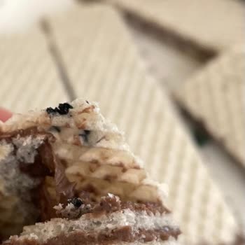 Taze Olması Gereken Gofretin İçinden Siyahlıklar Çıktı!