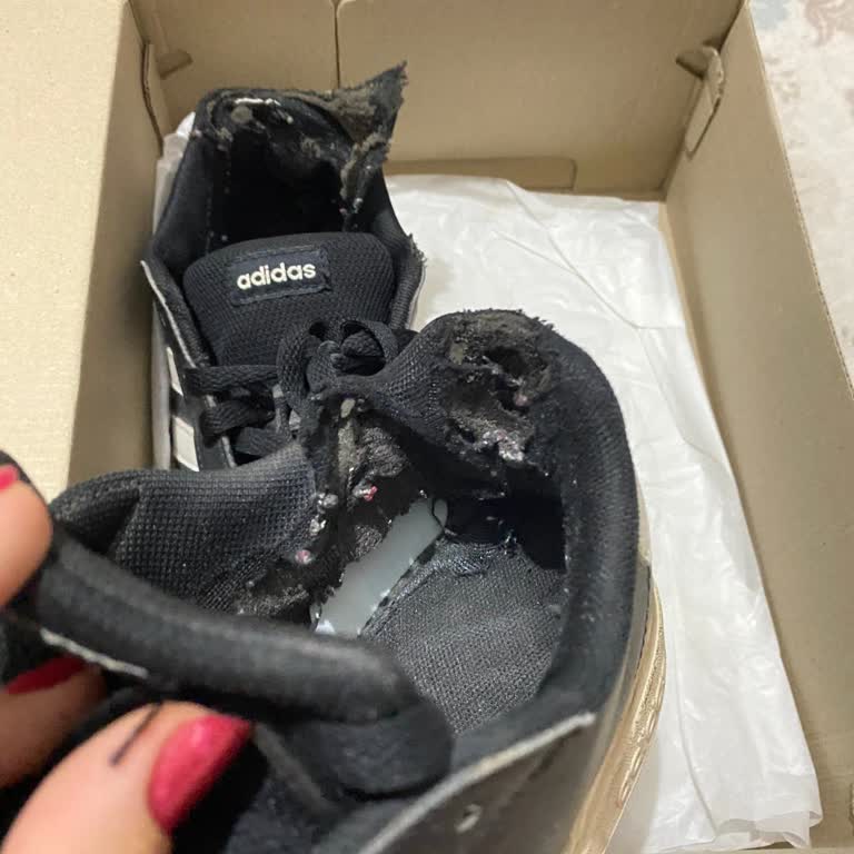 Adidas Ayakkabım 9 Ayda Parçalandı, İade Talebim İki Kez Reddedildi