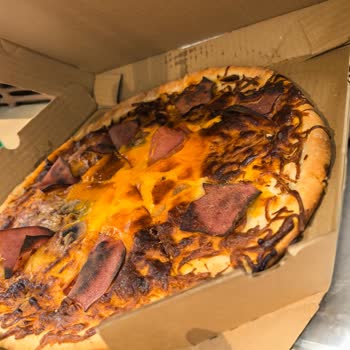 Yanmış Pizza Ve Kaba Çalışanla Yaşanan Mağaza Deneyimi