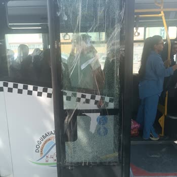 Kırık Camlı Otobüs Yolcuların Can Güvenliğini Tehlikeye Atıyor