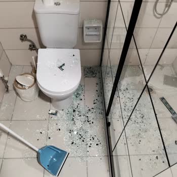 Teslimat Sonrası Patlayan Duşakabin Camı Nedeniyle Yaşanan Sağlık Ve Maddi Mağduriyet