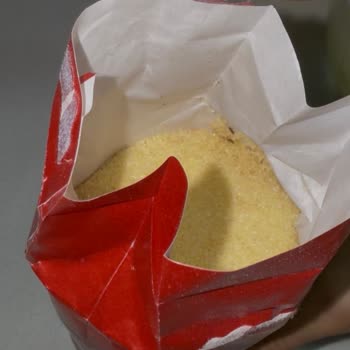 Aldığım İrmik Paketinden Canlı Böcek Çıktı