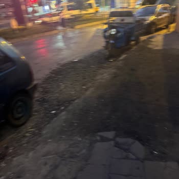 Kırık Kaldırımlar Yaya Ve Çocuklar İçin Tehlike Saçıyor!