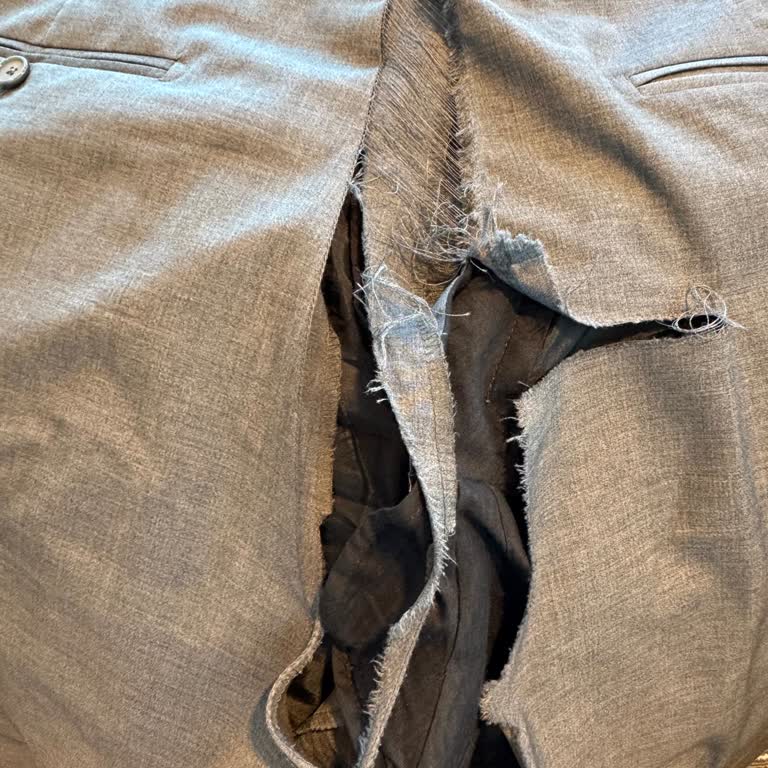 Vakko Takım Elbise Kısa Sürede Yırtıldı, Mağaza Çözüm Sunmadı!