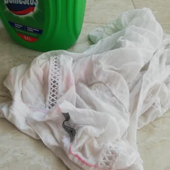 Domestos Çamaşır Suyu Kullanımı Sonrası Gömleğimde Kalıcı Pembe Leke Oluştu