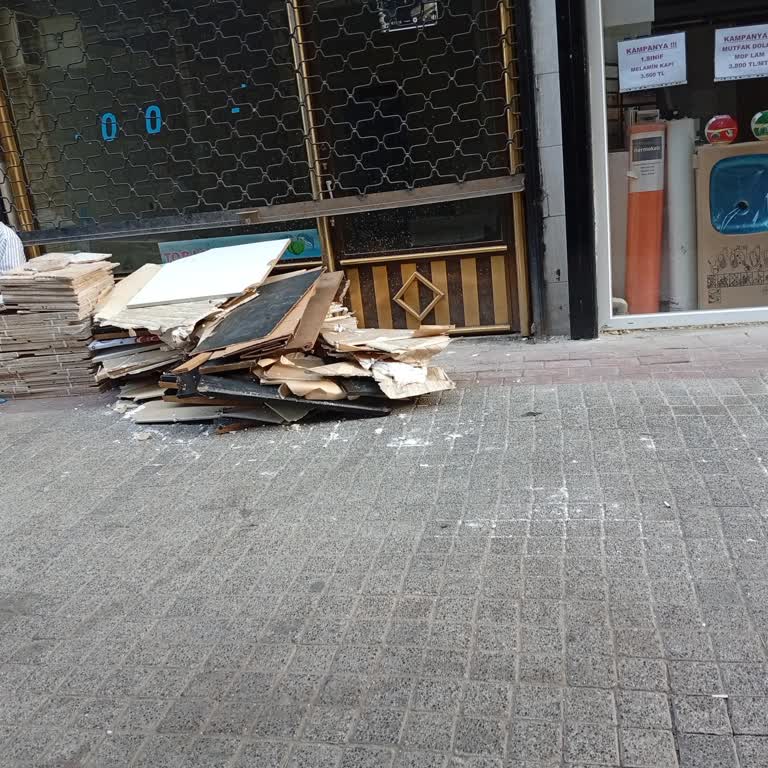 Bursa Tahtakale'de Çöp Ve Molozlar Ulaşımı Engelliyor