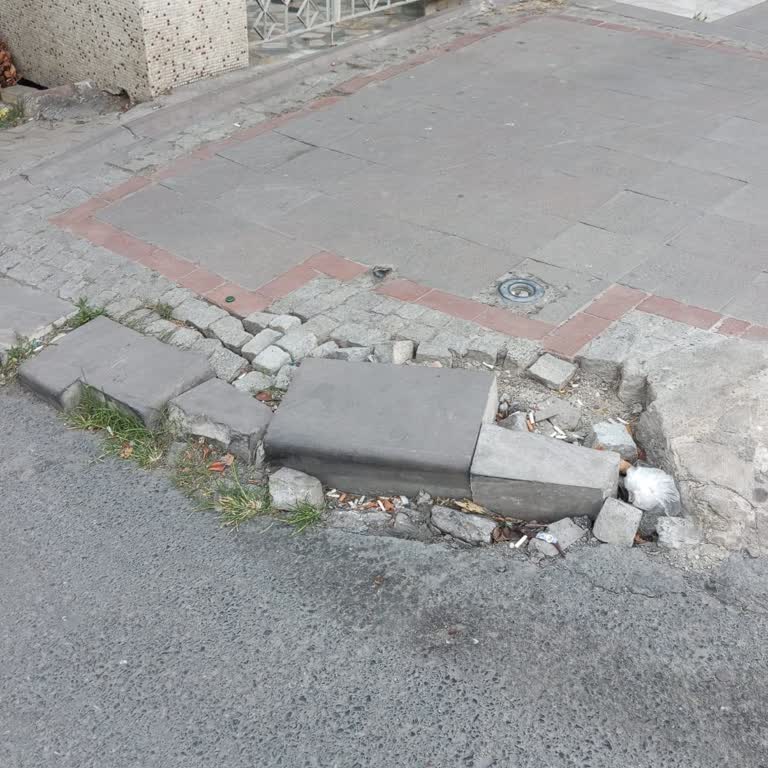 Kaldırım Taşları Ve Tabela Aylardır Onarılmıyor, Mahalleli Risk Altında