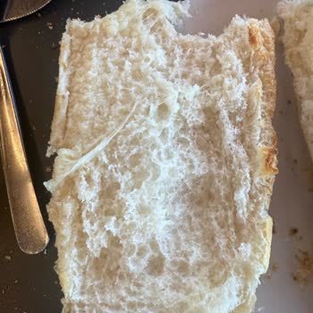 Köfteci Yusuf'ta Eksik Ve Özensiz Tost, İlgisiz Çalışanlar Hayal Kırıklığı Yarattı