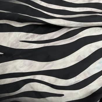 Defolu Eşarp Ve İlgisiz Mağaza Yaklaşımı