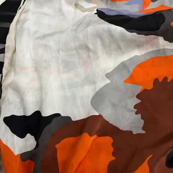 Defolu Eşarp Ve İlgisiz Mağaza Yaklaşımı