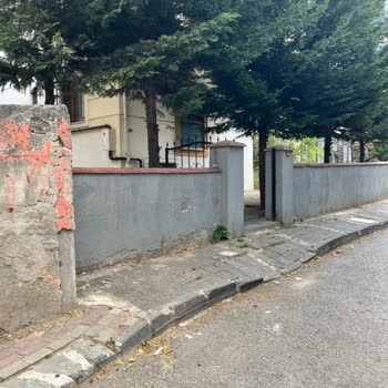 Çöken Kaldırım Ve Yetersiz Aydınlatma Mahallede Güvenlik Riski Yaratıyor