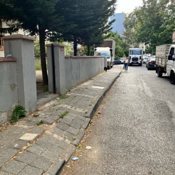 Çöken Kaldırım Ve Yetersiz Aydınlatma Mahallede Güvenlik Riski Yaratıyor