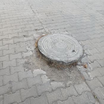 Altyapı Çalışması Sonrası Yol Kapağı Güvenlik Riski Oluşturuyor