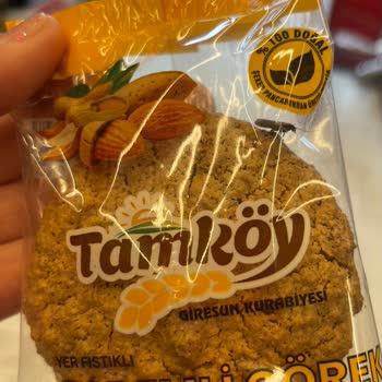 Kapalı Kurabiye Paketinde Canlı Böcek Ve İlgisiz Mağaza Çalışanları