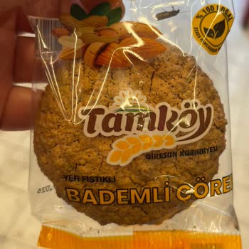 Kapalı Kurabiye Paketinde Canlı Böcek Ve İlgisiz Mağaza Çalışanları