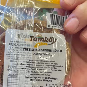 Kapalı Kurabiye Paketinde Canlı Böcek Ve İlgisiz Mağaza Çalışanları