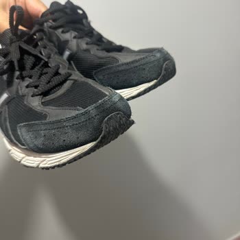 New Balance Ayakkabıda Renk Değişimi Ve Ses Sorunu Mağaza Reddi