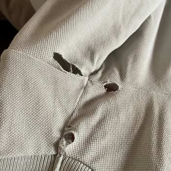 Mavi T-shirtte Dikiş Sökülmesi Ve Kumaş Yırtılması Sorunu