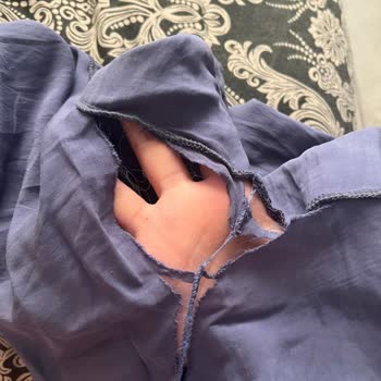 Yeni Alınan Takımın Pantolonu İlk Denemede Yırtıldı Satıcı İlgisiz Kaldı