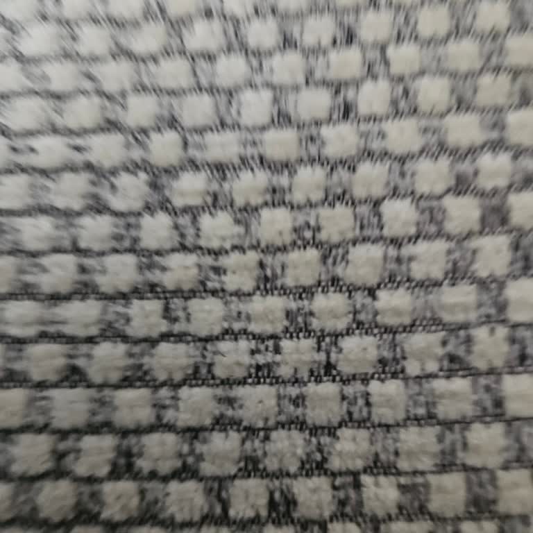 Kuşadası Tavuk Dünyası'nda Soğuk Ve Yanık Yemek, İlgisiz Personel Mağduriyeti