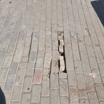 Bir Yıldır Onarılmayan Kaldırım Yayalar İçin Tehlike Saçıyor