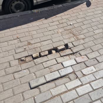 Bir Yıldır Onarılmayan Kaldırım Yayalar İçin Tehlike Saçıyor