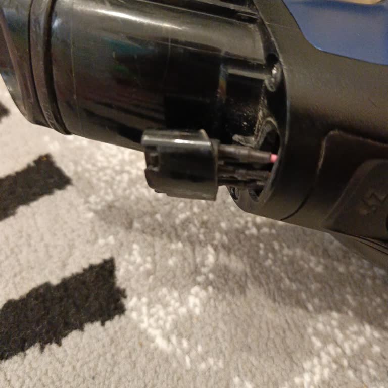 Garanti Kapsamındaki Philips Süpürgenin Başlık Kısmı Kırıldı Ücret Talep Ediliyor